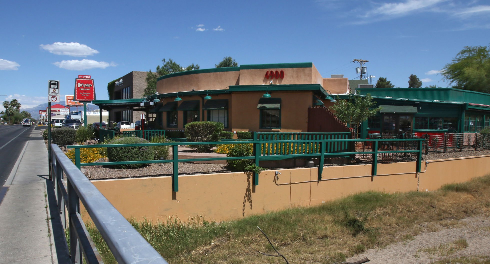 Arroyo Cafe / Oreganos